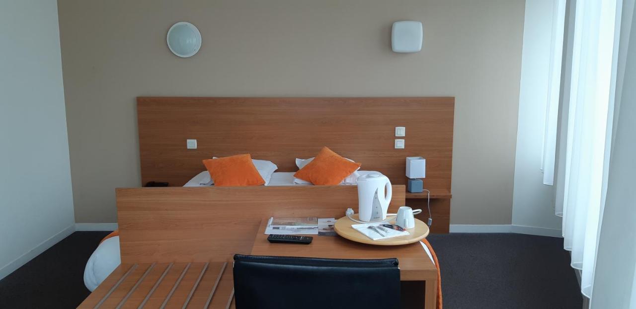Logis Hotel Le Grand Cerf Ernée Dış mekan fotoğraf